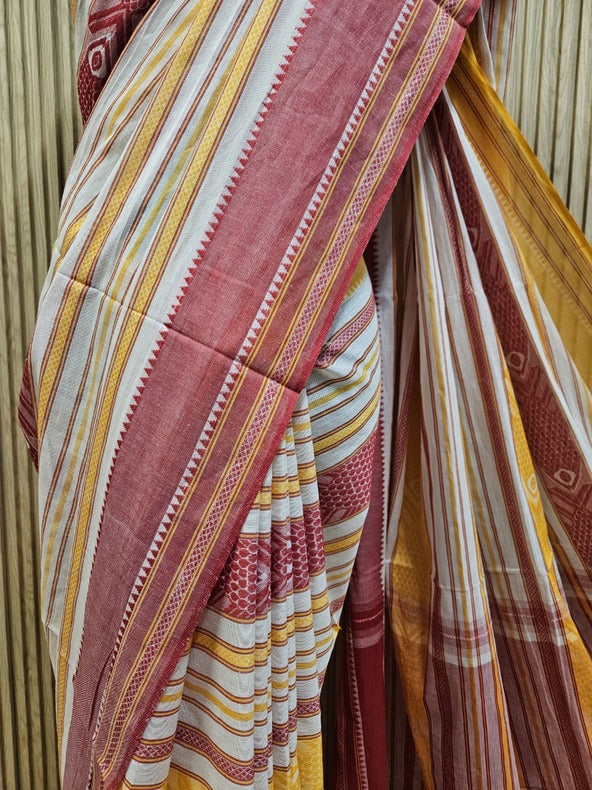 Off-White Handloom Soft Traditional Dhonekali Fish Design Saree bal