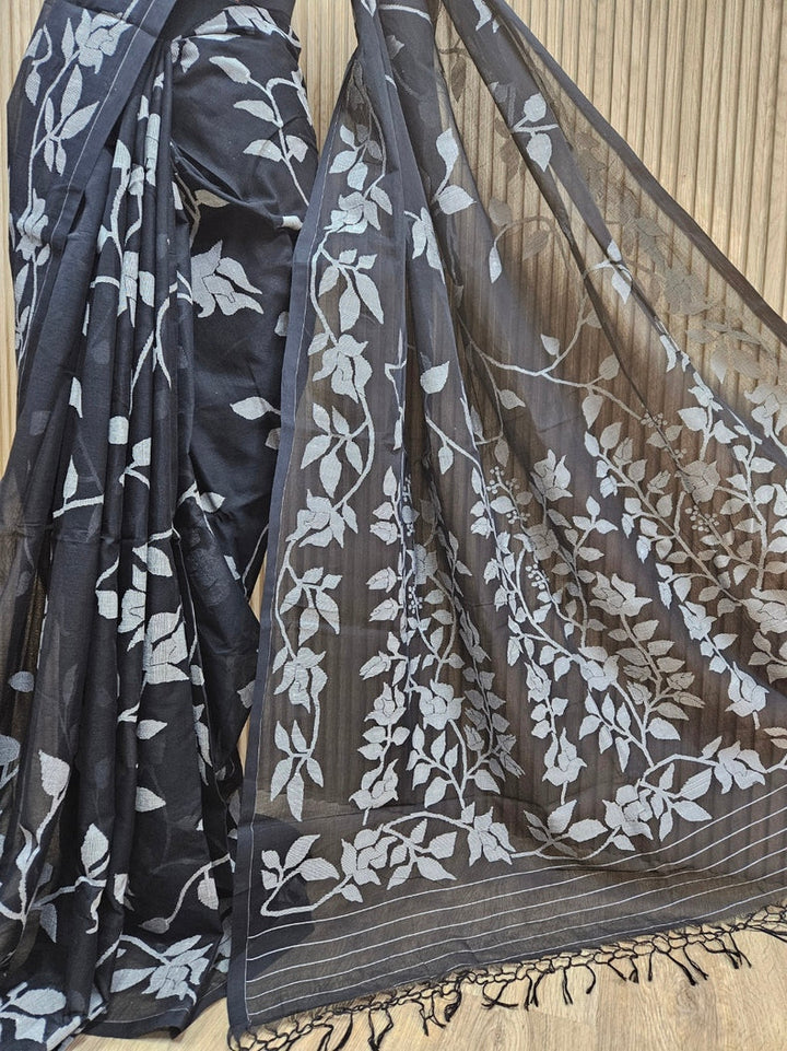 Masterful Craft: Balaram Saha's  Black & White Handwoven Cotton Jamdani Saree Balaram Saha