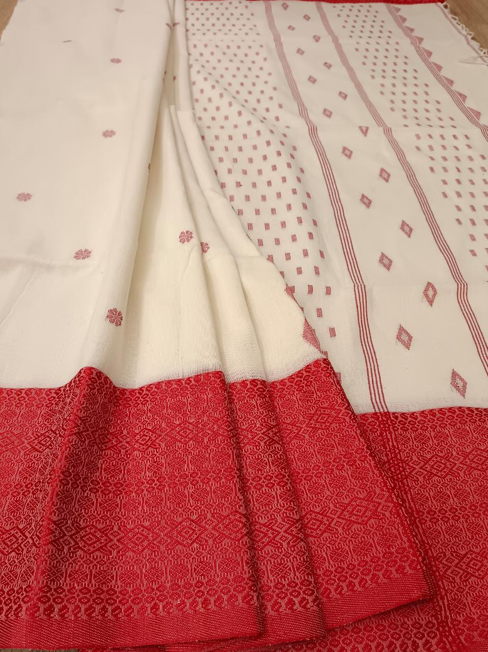 Off-White & Red Traditional Soft Handloom Cotton Saree Balaram Saha